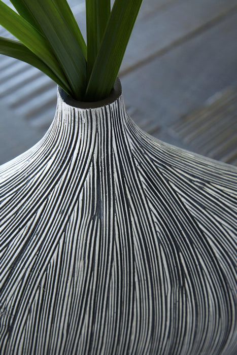 Donya Vase - De Avenue Furniture