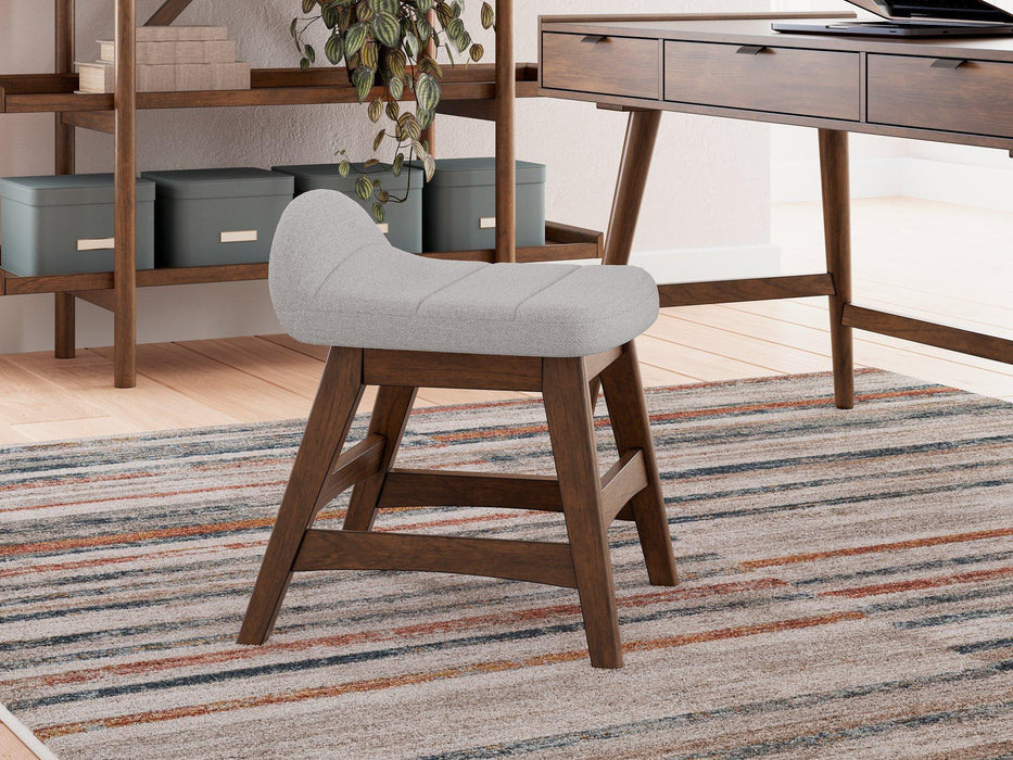 Lyncott Home Office Set - De Avenue Furniture
